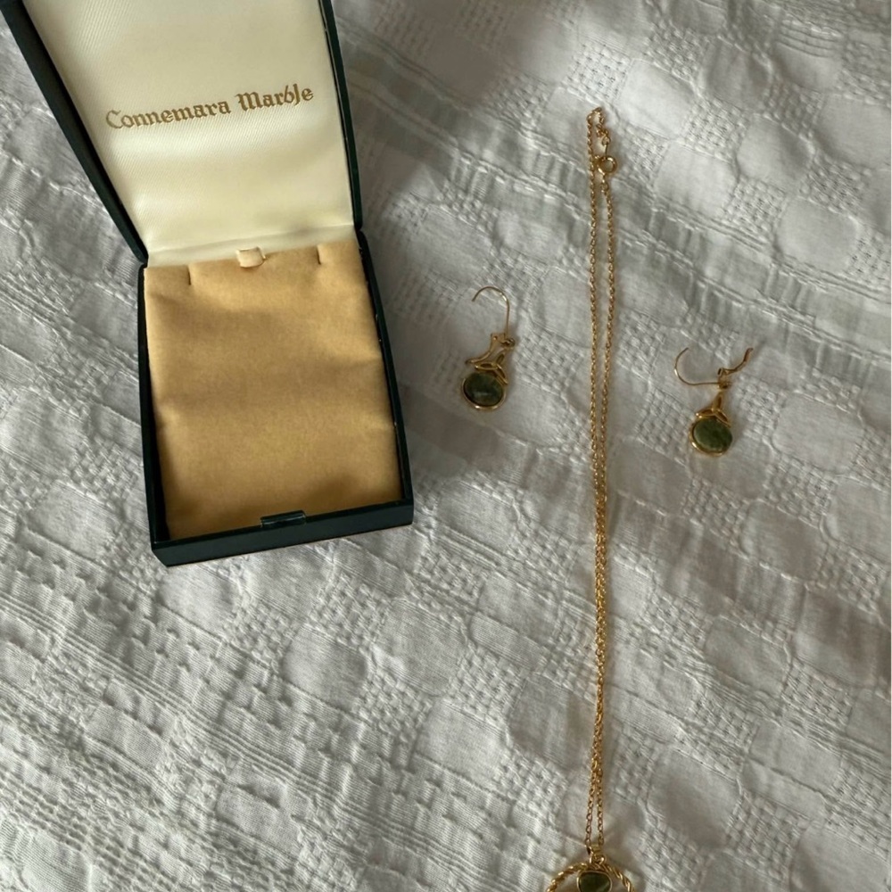 Green and Gold Necklace with Delicate Chain Design